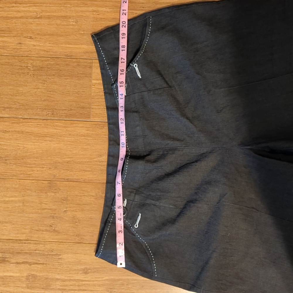 Larry Levine Woman Black Capri Pants with Decorative Stitching - Picture 4 of 10